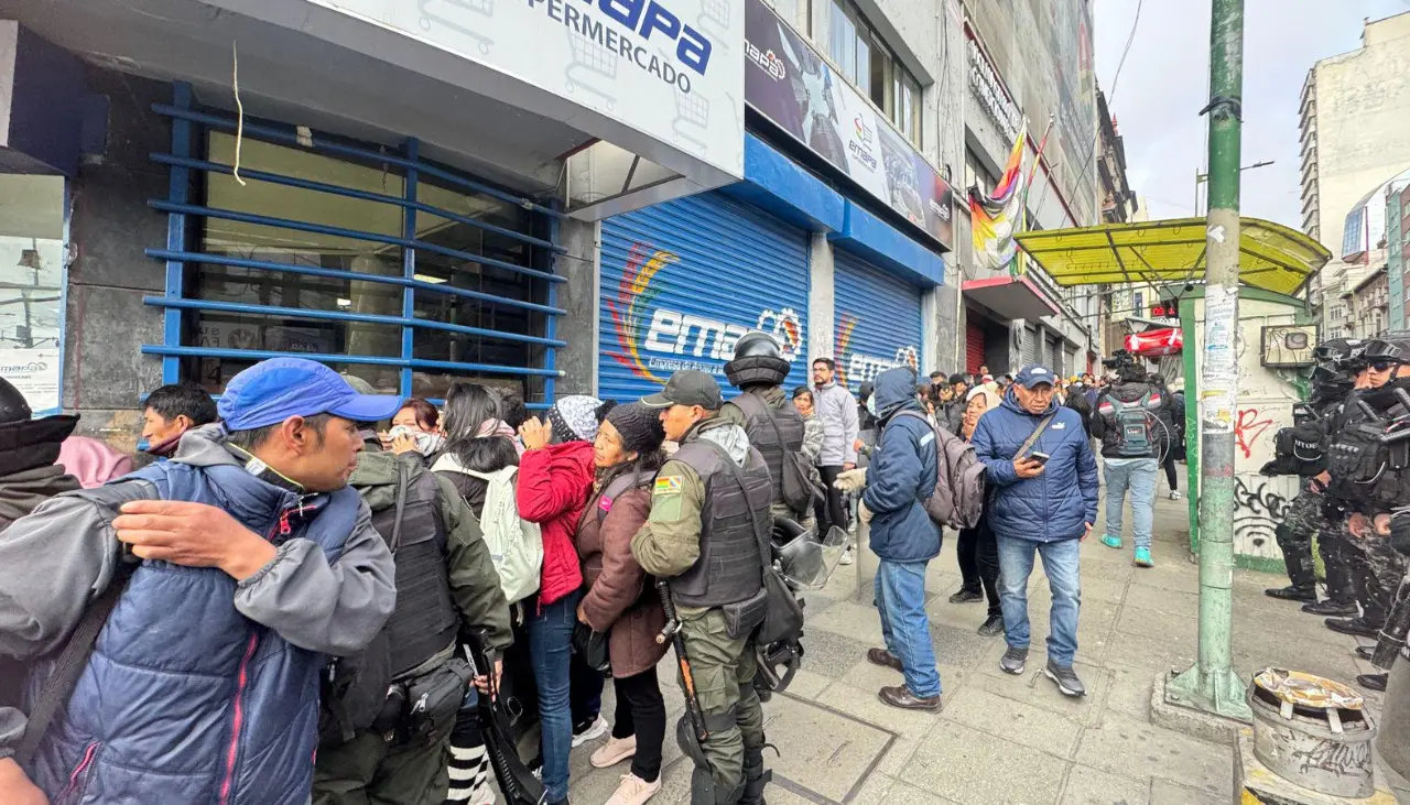 La Paz: “¡Necesitamos aceite!”, reclaman en puertas de Emapa y el Gobierno pide paciencia; se atribuye la demora al derrumbe en Llavini 