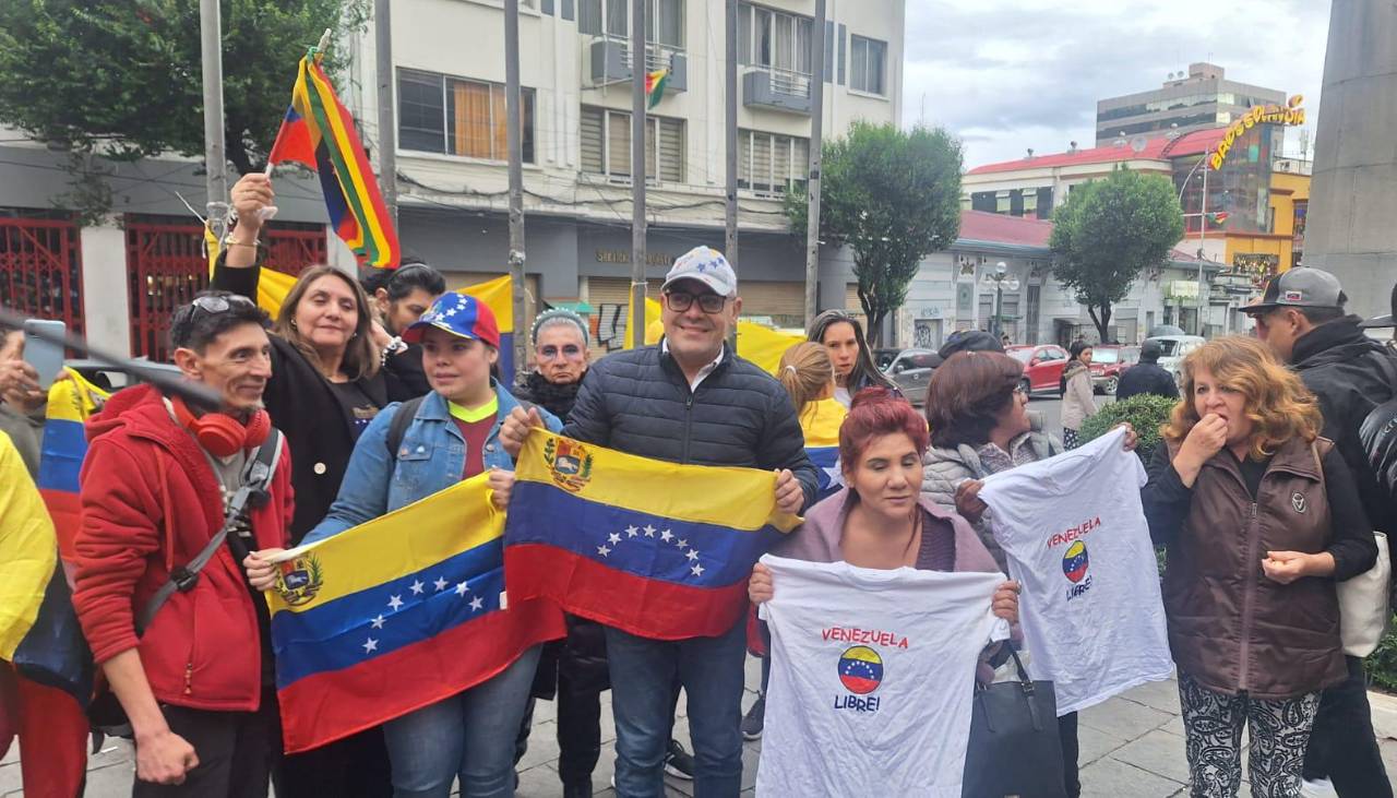 Residentes venezolanos se concentran en varios puntos de Bolivia para celebrar la caída de Maduro