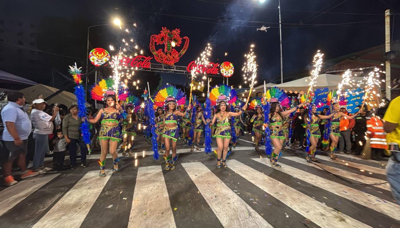 Cochabamba explotó de color: Así se despidió el Carnaval con el Corso de Corsos