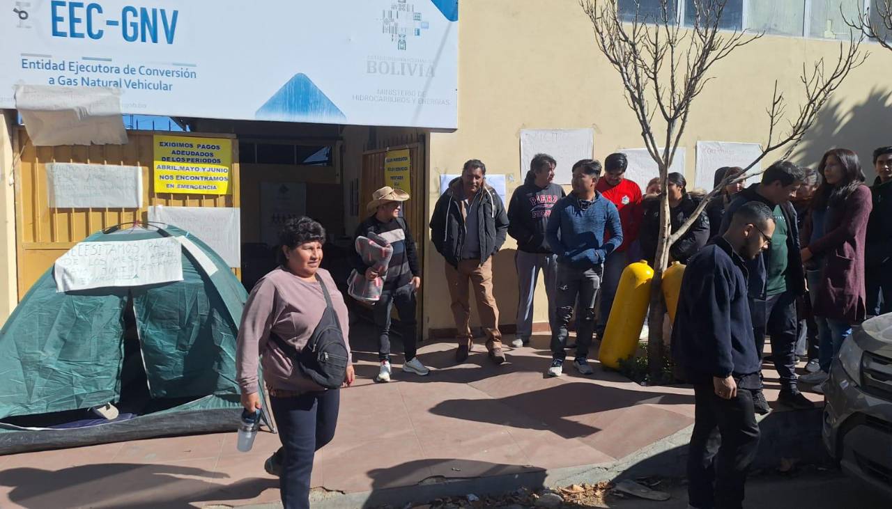 Cochabamba: Propietarios de talleres afectados por falta de pago inician huelga de hambre en instalaciones de la EEC-GNV