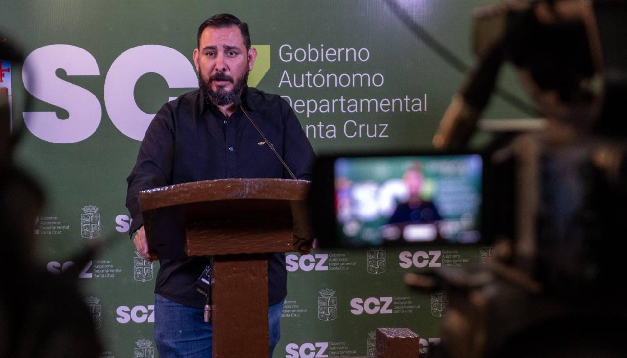 Vocero Schrupp dice que para que la Gobernación de Santa Cruz importe combustible necesita un Decreto Supremo 