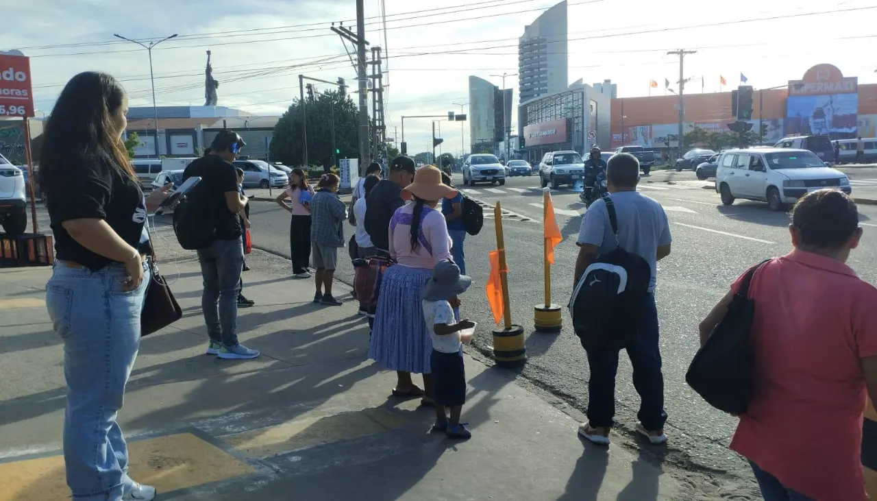 La población busca alternativas para transportarse ante la falta de micros y el incremento irregular de Bs 5 al pasaje
