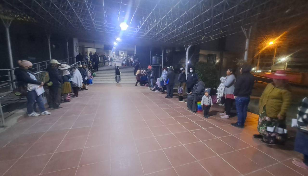 Pacientes se quejan por la falta de especialistas en el Hospital Sur de Cochabamba