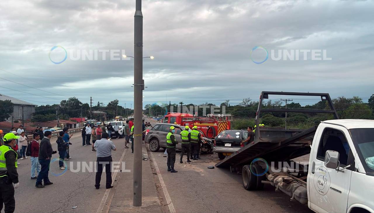 Accidente fatal: Dos adultos y un menor de edad mueren en choque múltiple en la carretera a Cotoca