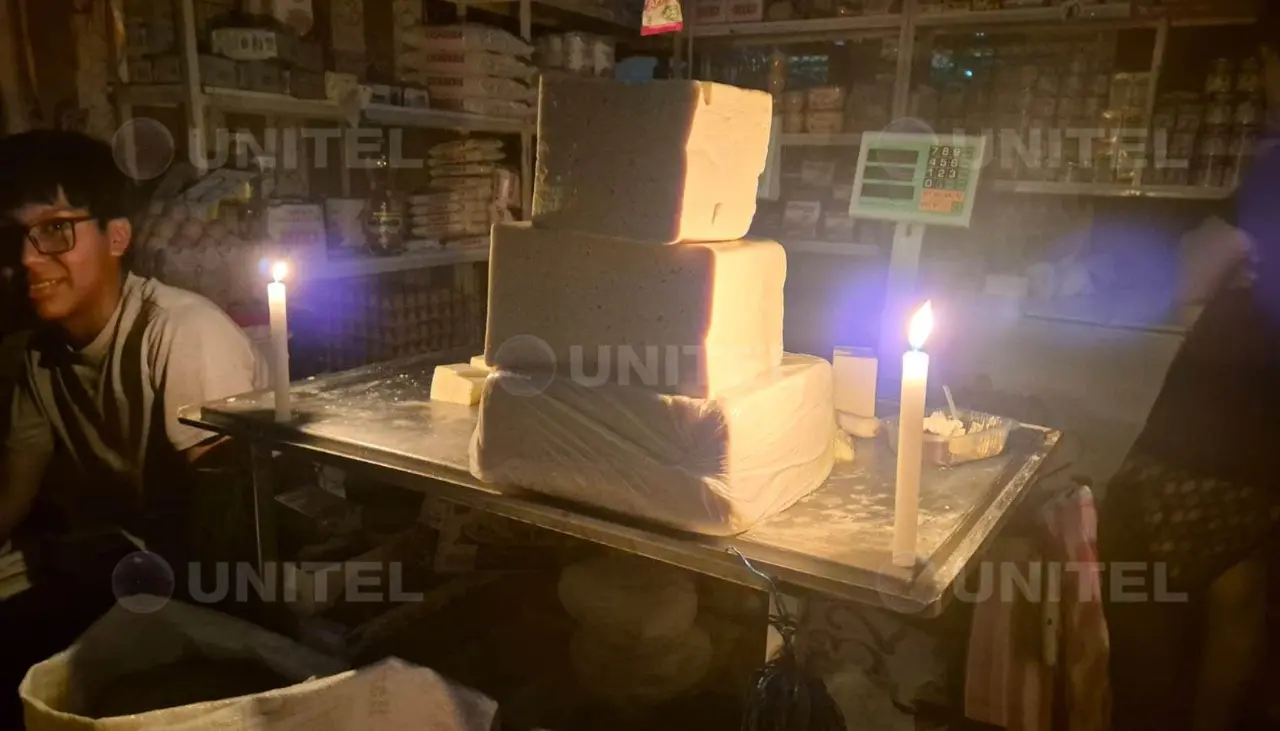 Mercado en las penumbras: Con velas y celulares, trabajan en el nuevo mercado La Ramada por un corte de energía