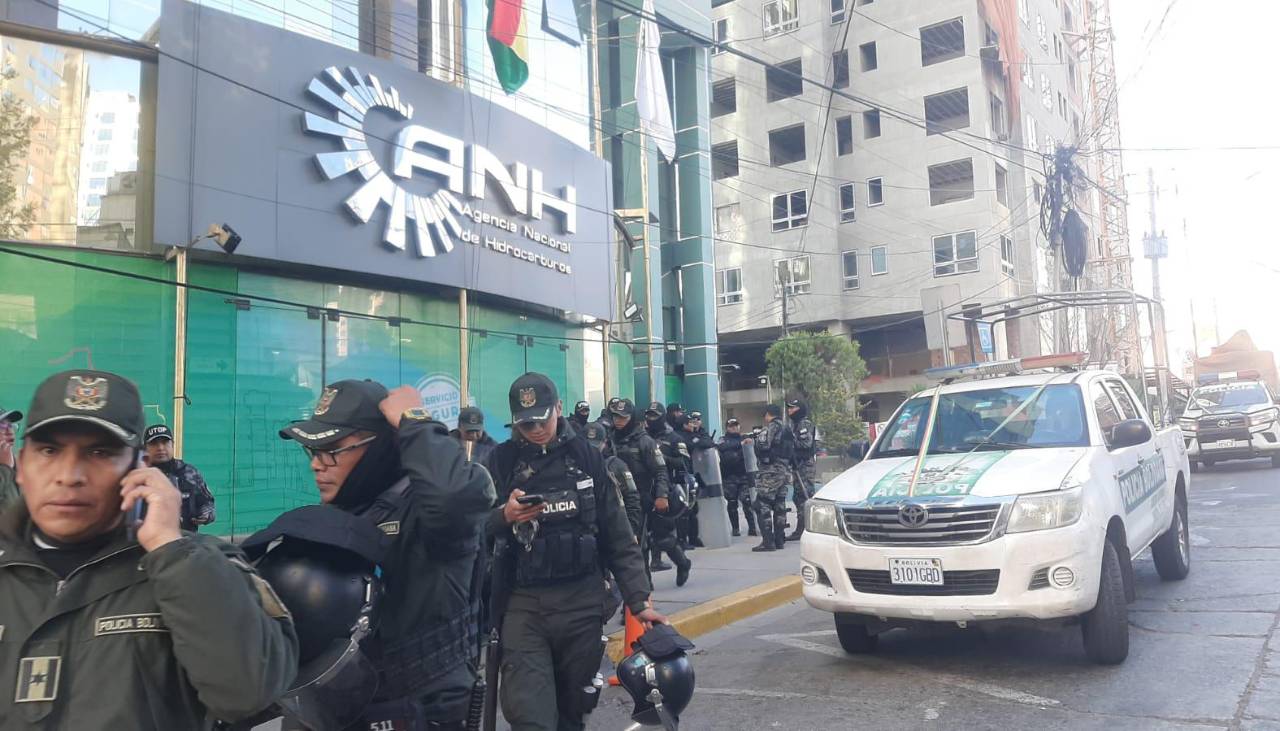 Intervención: Ministros de Hidrocarburos y de Defensa ingresan a oficinas de la ANH en La Paz