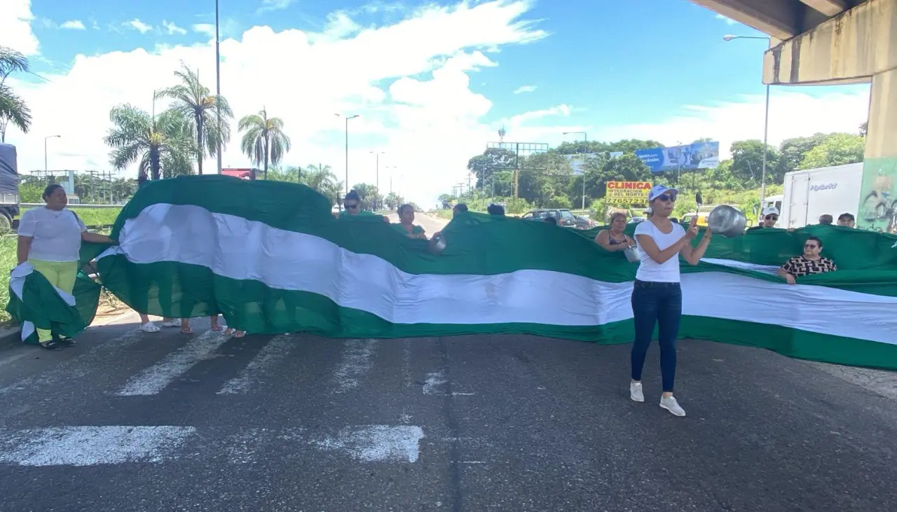“Se están aprovechando de la crisis”: Instalan protesta en puente de Viru Viru ante alza de precios