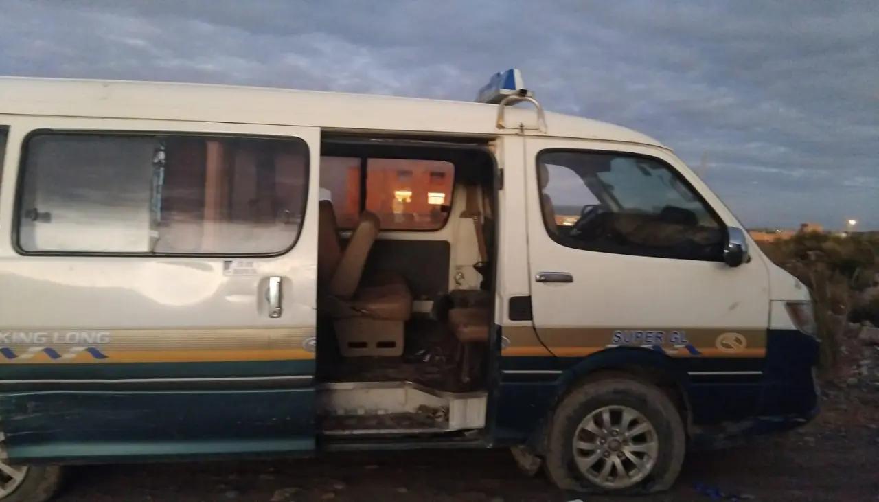 Un chofer es hallado muerto en vía pública y con golpes en la cara; un minibús estaba a pocos metros, reporta la Policía 