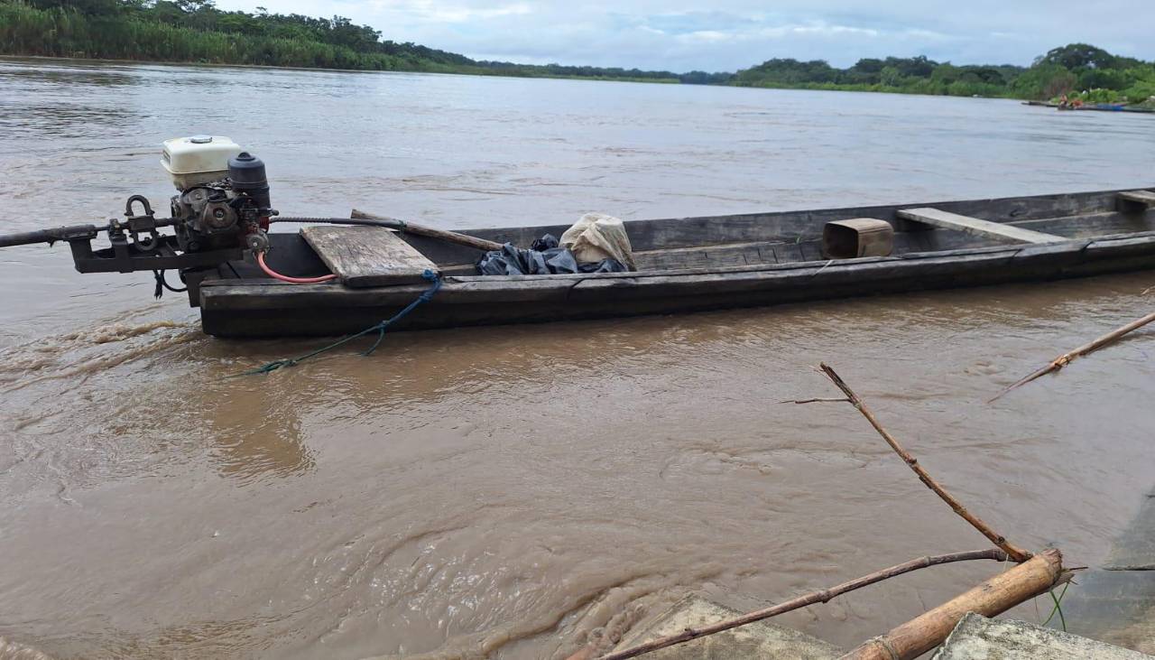 Dos adolescentes desaparecieron tras ser arrastrados por la corriente de un río en el trópico