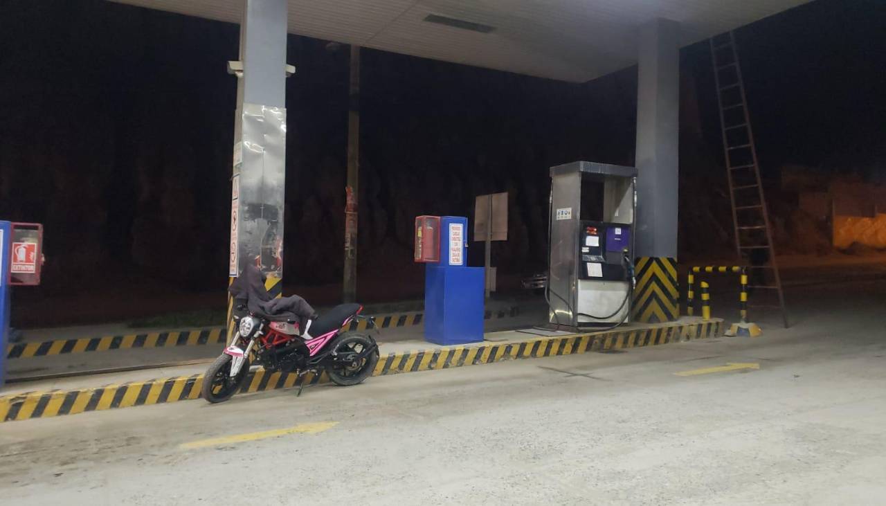 “No hay diésel”, dicen los choferes que hacen filas este martes en los surtidores de La Paz