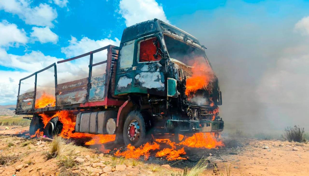 Ante el asedio de comunarios, la Aduana quema un camión con ropa usada de contrabando