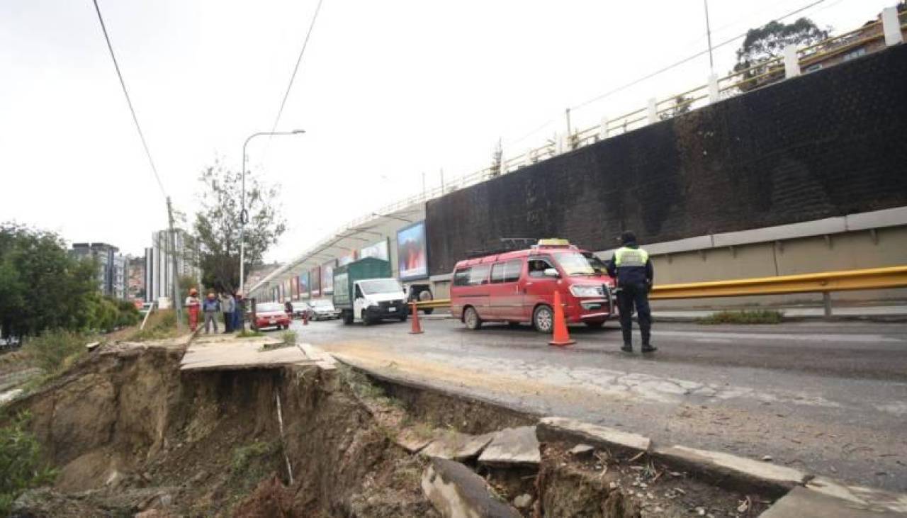 Cierran la avenida Costanera por la intensa lluvia que cae La Paz 