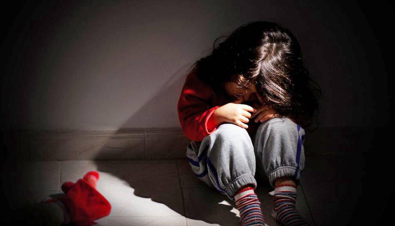 “Mi mamá con un chicote me pega, me patea”: Fiscalía revela el duro relato de la niña que era flagelada por su madrastra