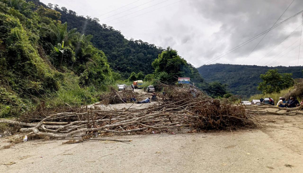 Bloqueos cercan a La Paz y frenan el flujo de alimentos para la población