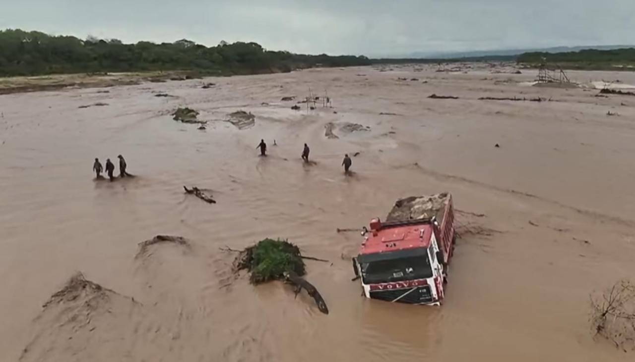Camión queda atrapado en el río Piraí tras crecida; tres personas fueron evacuadas