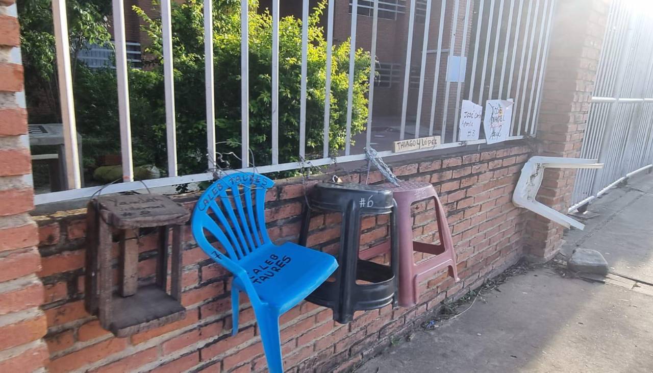 Filas y reclamos marcan el primer día de inscripciones escolares en Santa Cruz