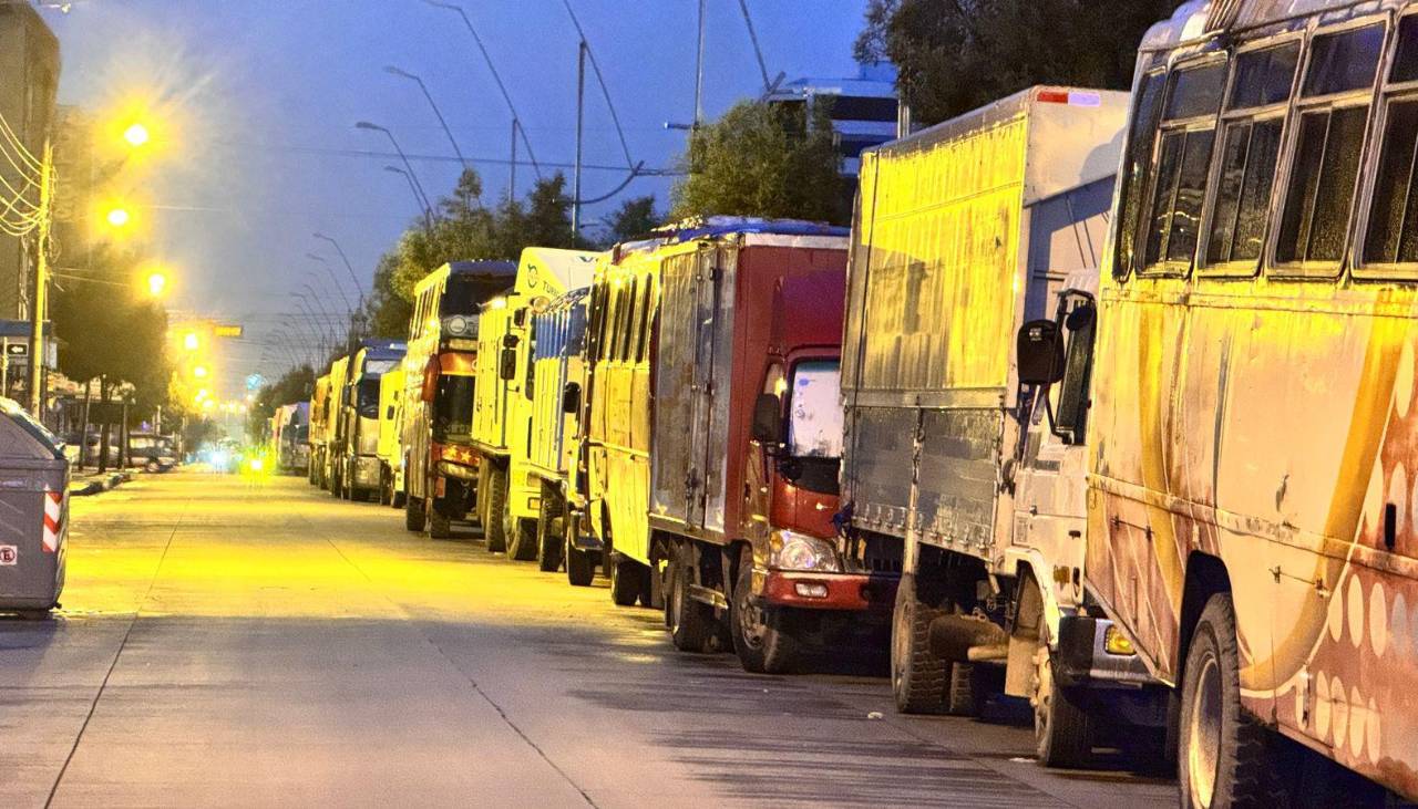 Buscan diésel: Las filas de vehículos se incrementan en surtidores del eje central del país