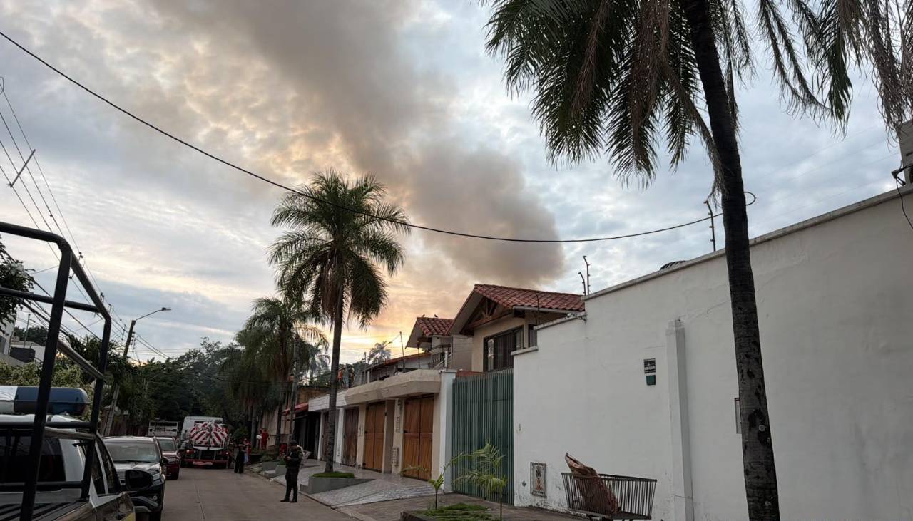 Incendio consume depósito de fábrica de galletas en el barrio La Morita