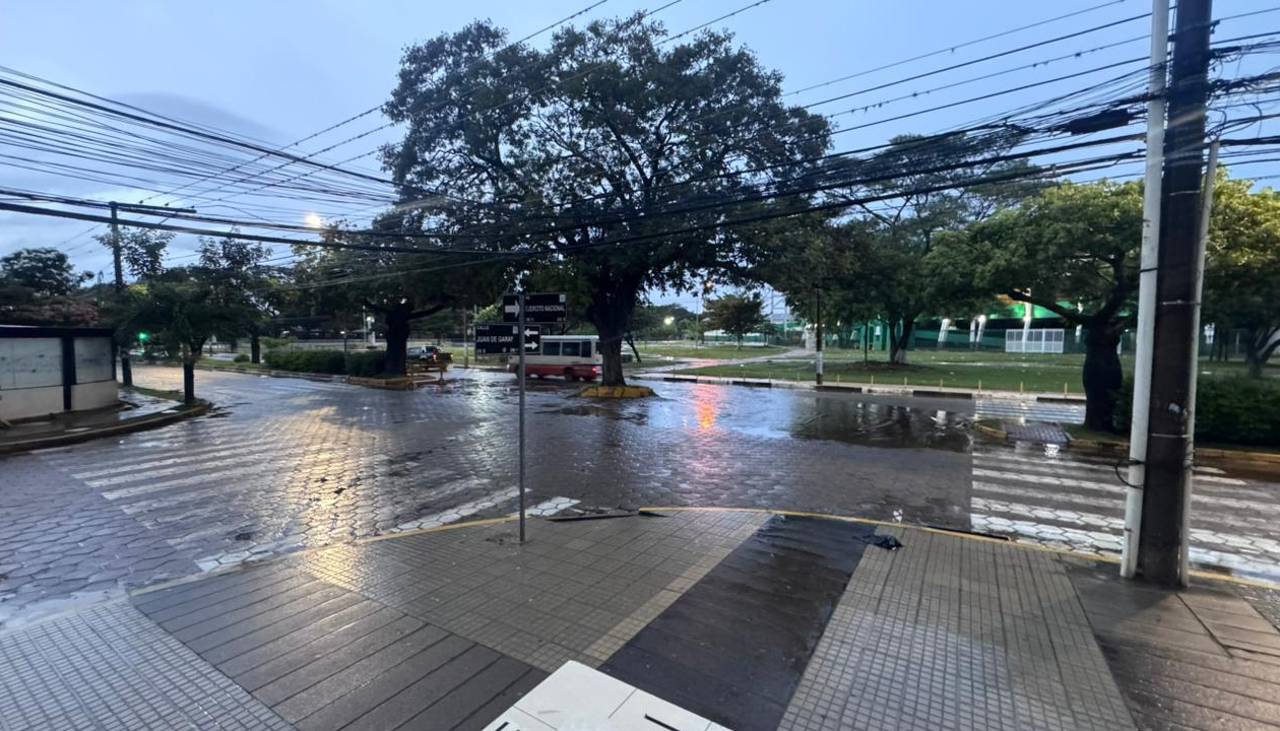 Lluvia intensa en Santa Cruz de la Sierra deja calles inundadas; conoce el pronóstico del clima