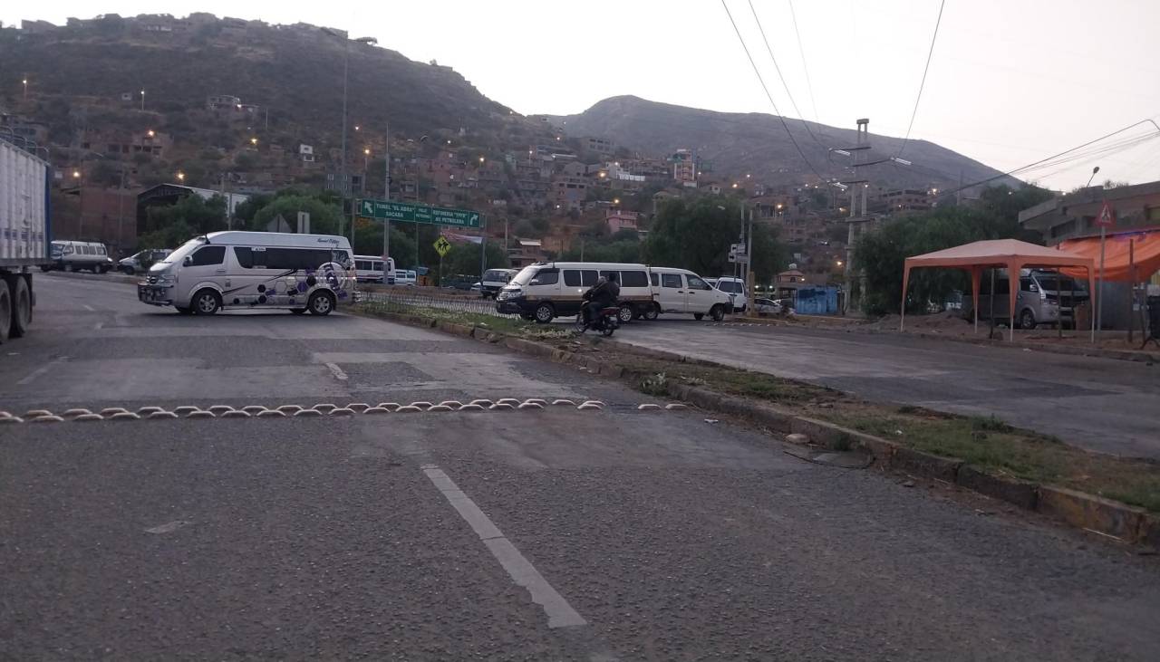 Transportistas de Cochabamba instalan bloqueo denunciando avasallamiento de rutas de líneas de Sacaba