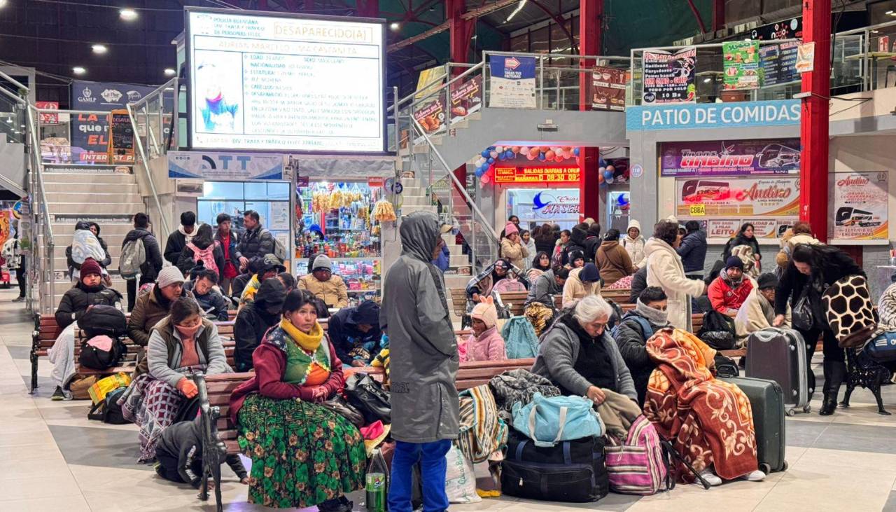 Terminal de La Paz suspende viajes por los bloqueos contra el DS 5503