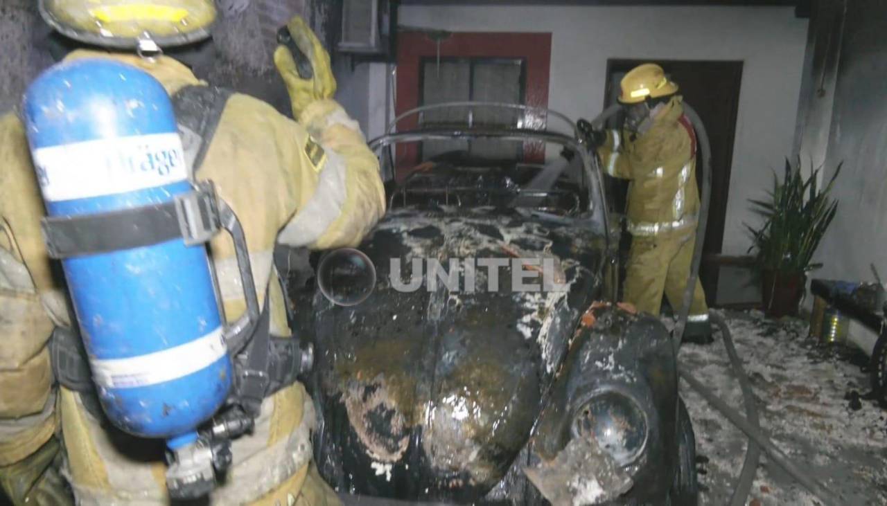 Fuego consume dos ambientes de una casa y un vehículo en Santa Cruz de la Sierra