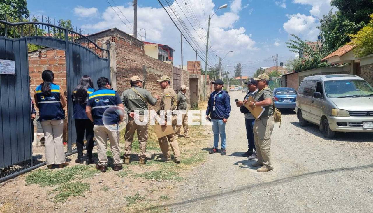 Rescatan a tres estudiantes que estaban dentro de la casa de un profesor investigado por abuso sexual y corrupción de menores