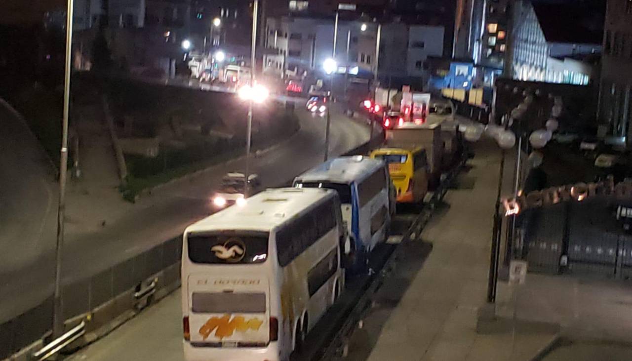 Fila por diésel se registra la noche del viernes en el surtidor de la avenida Montes en La Paz