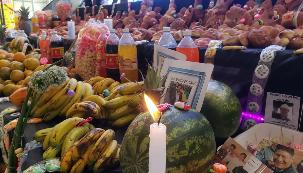 Bolivia celebra Todos Santos con mesas más pequeñas y filas por combustibles 