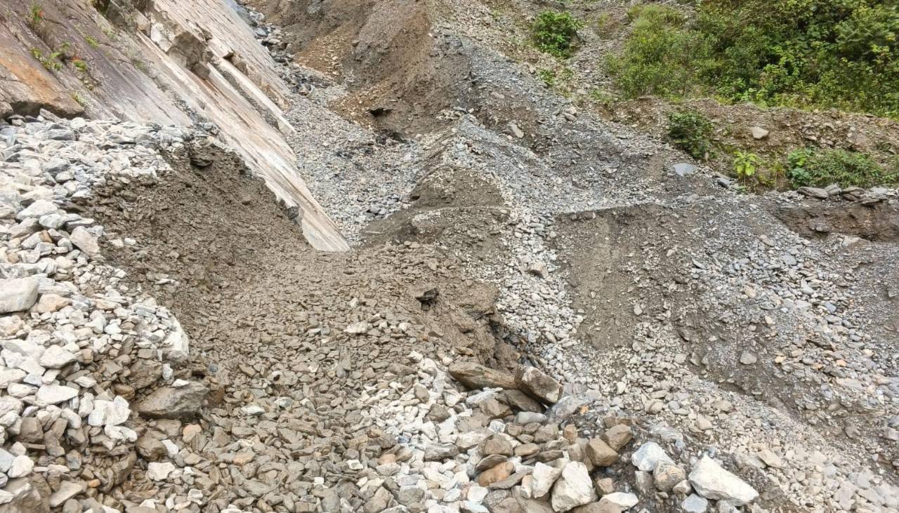 La Paz: Cierran el tramo Unduavi - Chulumani por derrumbes; la ABC moviliza maquinaria pesada