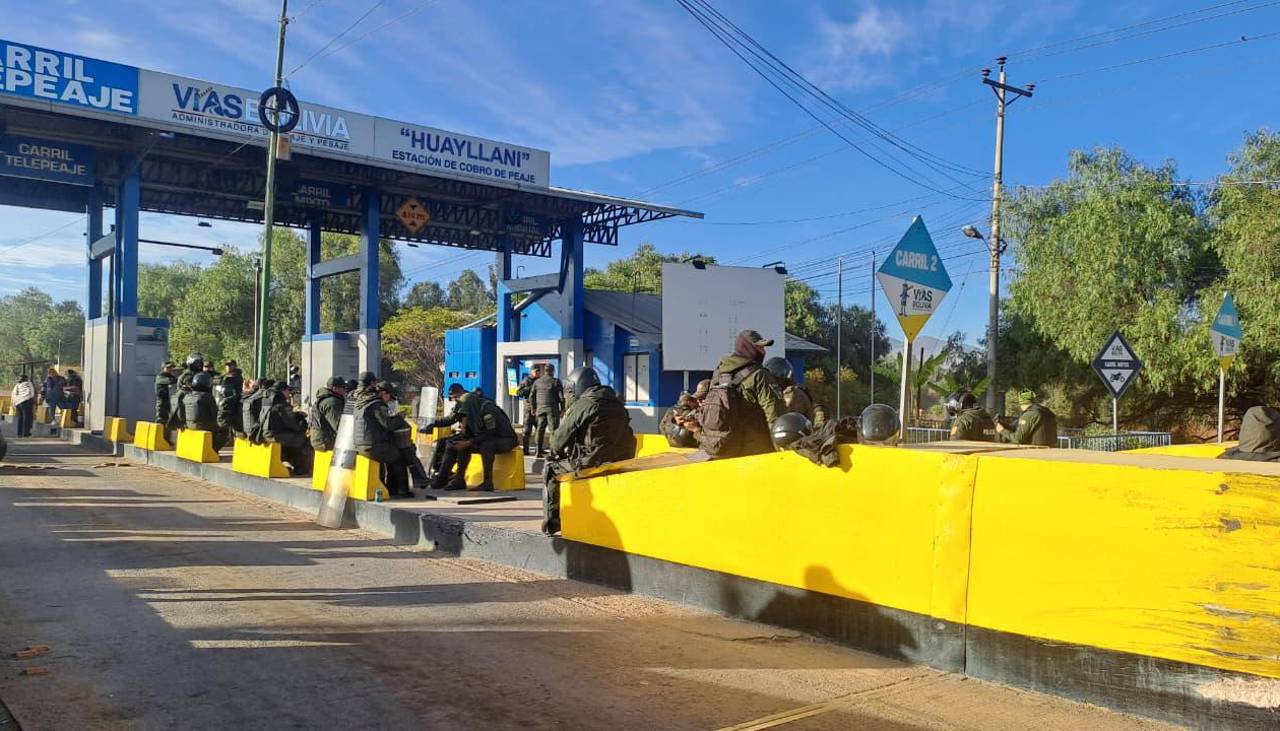 Cochabamba: Policía resguarda peaje de Huayllani tras levantar troncos y piedras
