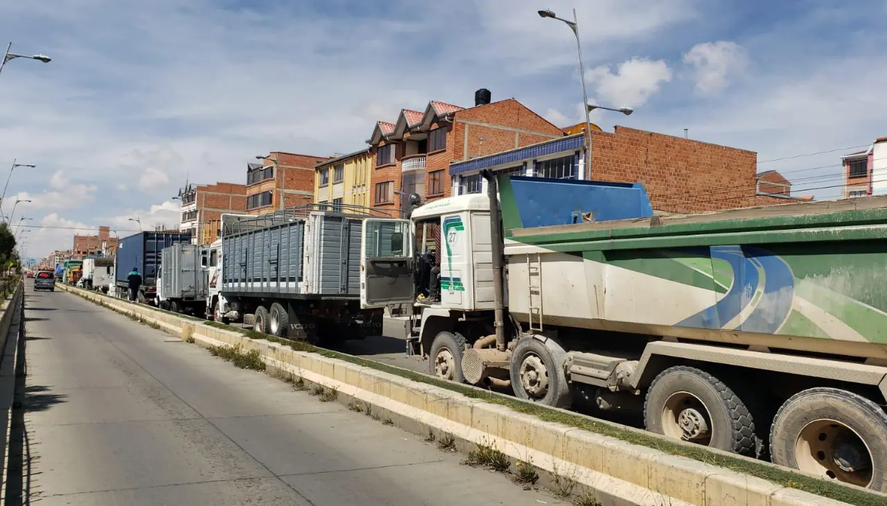 Filas por combustible: “La subvención es un cáncer”, señala dirigente del transporte pesado