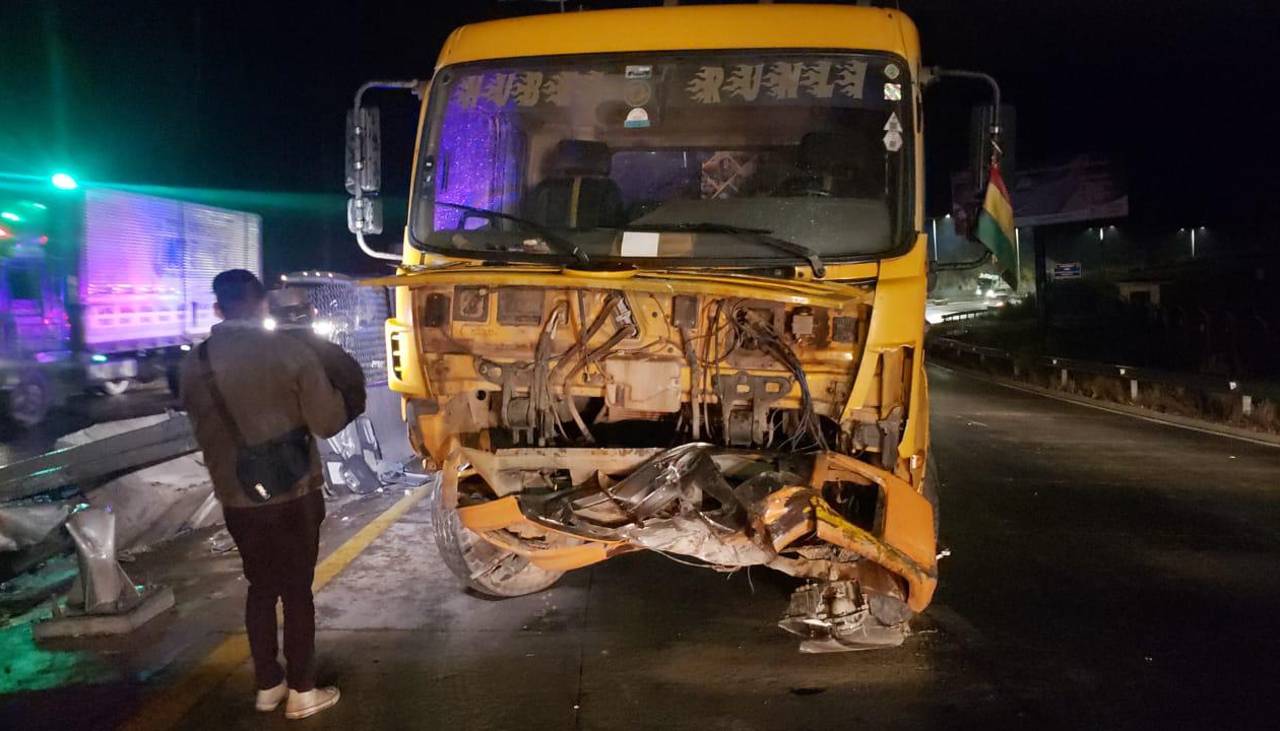 Múltiple colisión deja al menos cuatro heridos y daños en ocho vehículos, en la autopista que une a La Paz y El Alto