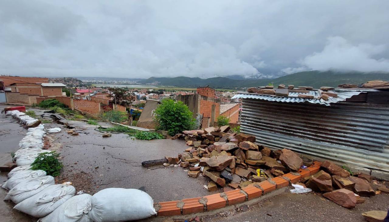 Al menos 80 familias deben abandonar sus casas tras deslizamientos; se declaró desastre en la zona sur de Cochabamba