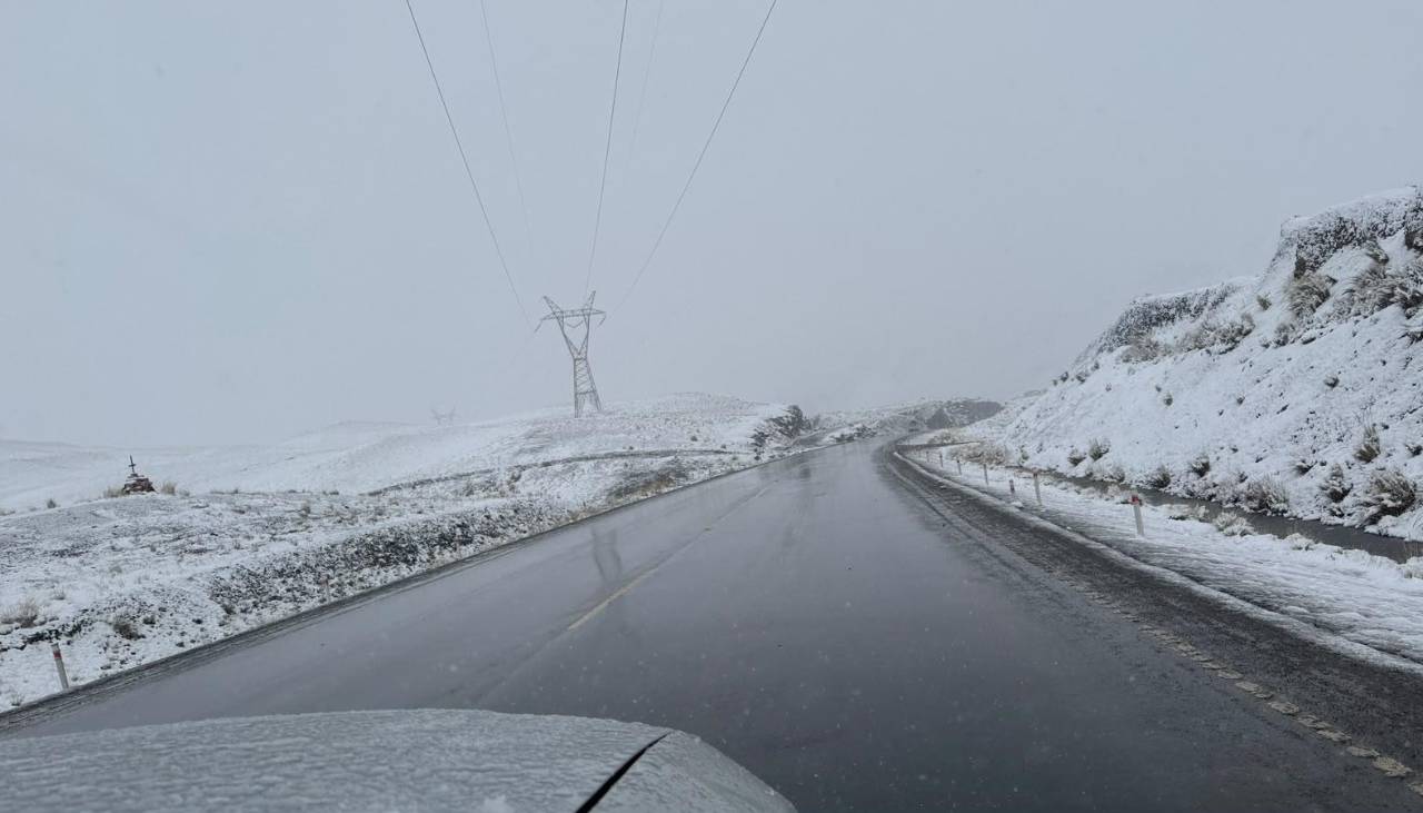Nevadas en ruta Cochabamba - Oruro - La Paz: Piden a conductores manejar con precaución