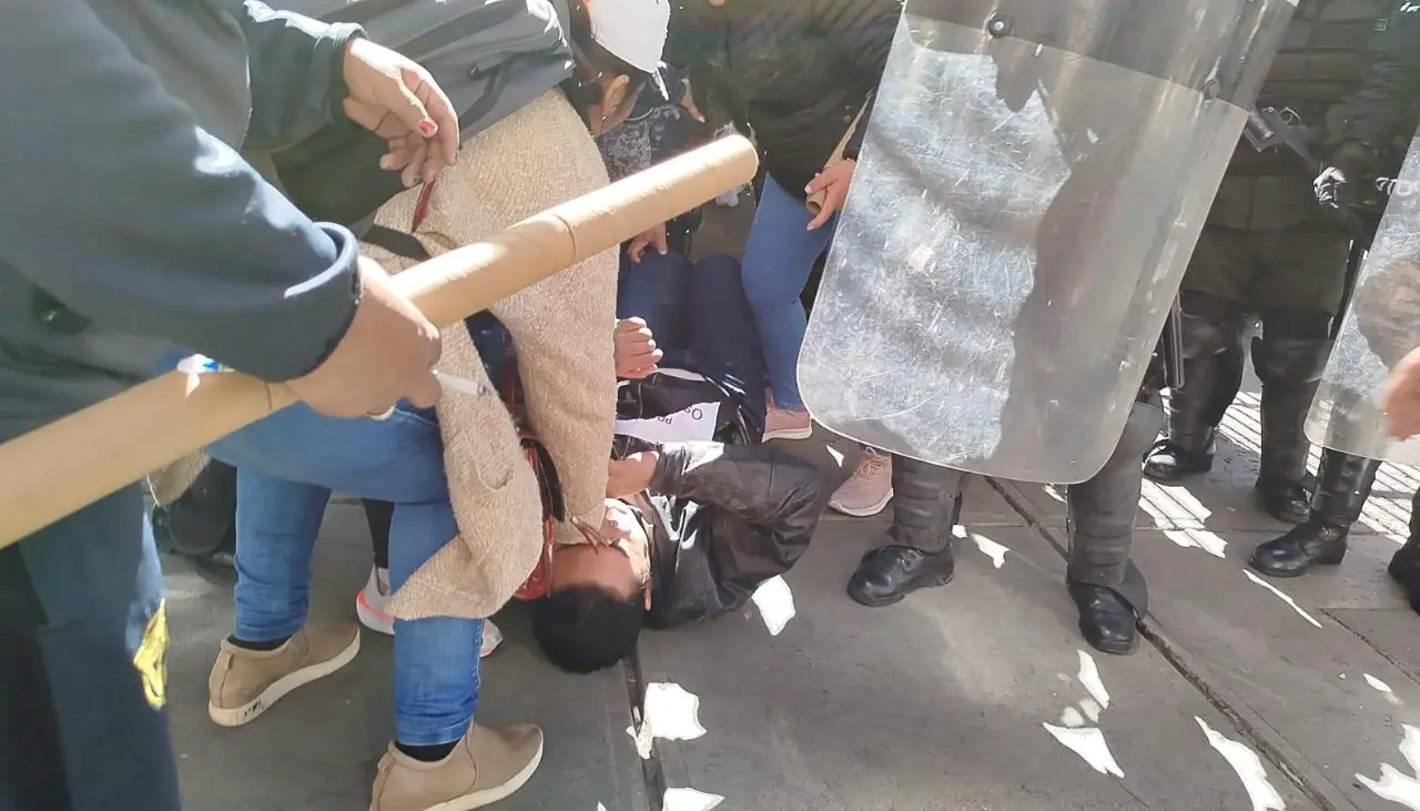 Policía gasifica a maestros que se ‘crucificaron’ en puertas del Ministerio de Educación por ítems 