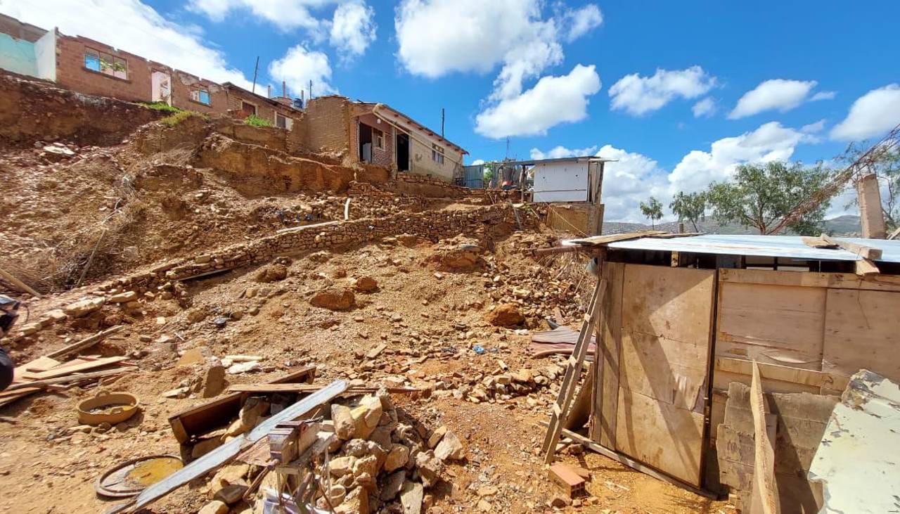 Cochabamba: Lluvias empeoran deslizamientos en medio de escombros de casas colapsadas