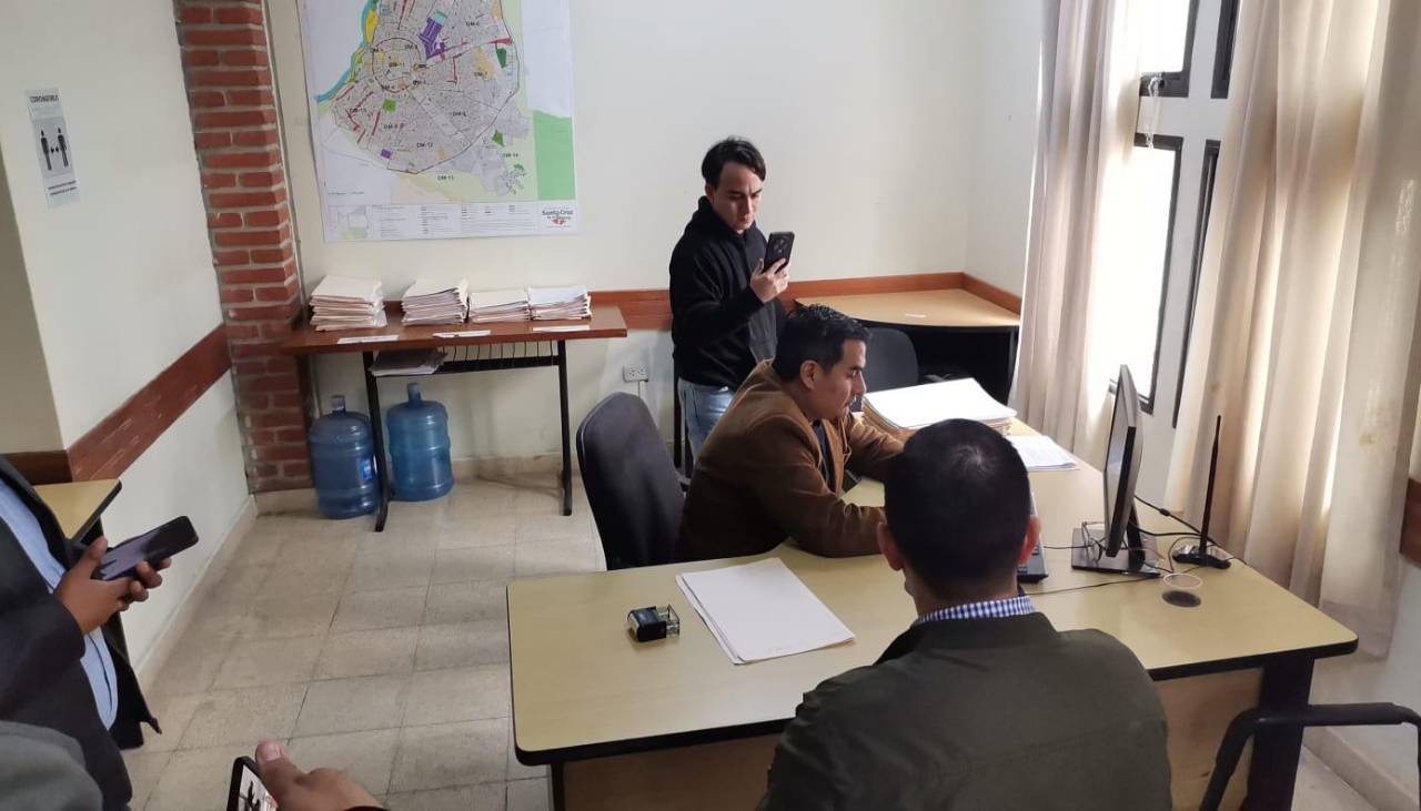 Concejales denuncian supuesta entrega de papeles del mercado Mutualista a privado y abogado de Crapuzzi dice que es falso