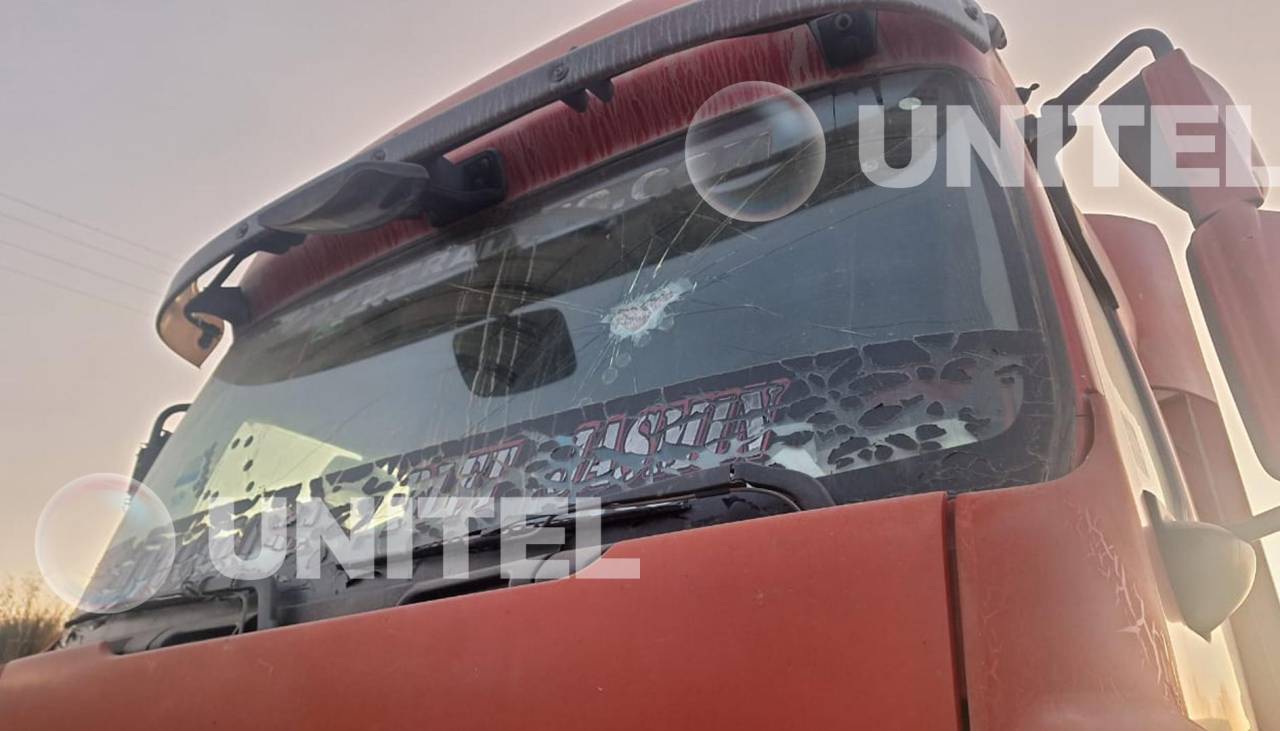 Vehículos de alto tonelaje sufren daños tras fallido intento de la Policía por desbloquear en Caracollo
