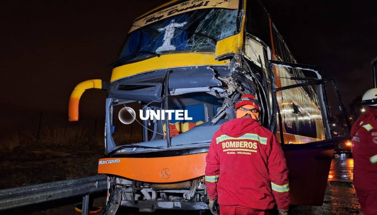 “Se ha resbalado el bus”: Choque múltiple en la autopista de La Paz deja tres heridos y graves daños materiales 