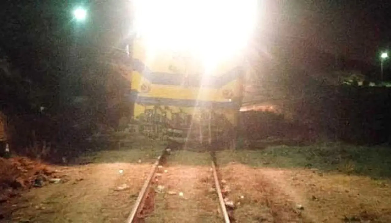 Tragedia en los rieles: Se cubrió con bolsas de plástico para dormir y un tren lo arrolló