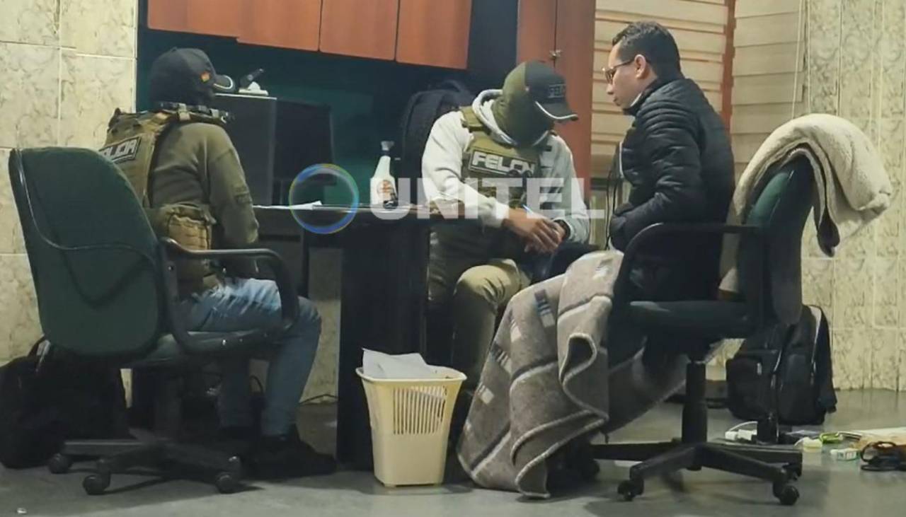 Con una colcha y brindando su declaración, así fue retratado el fiscal departamental de Santa Cruz tras su aprehensión