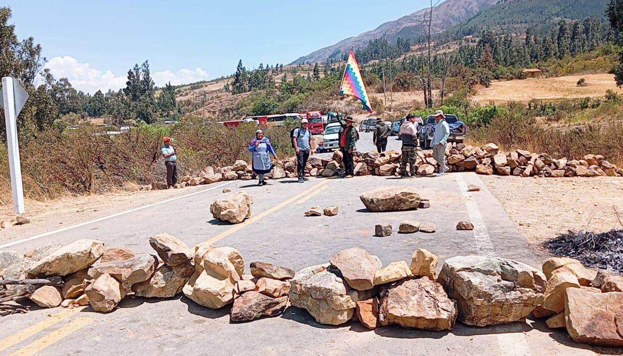 Ministerio de Gobierno evalúa trasladar policías de Chuquisaca a Cochabamba para desbloquear carreteras