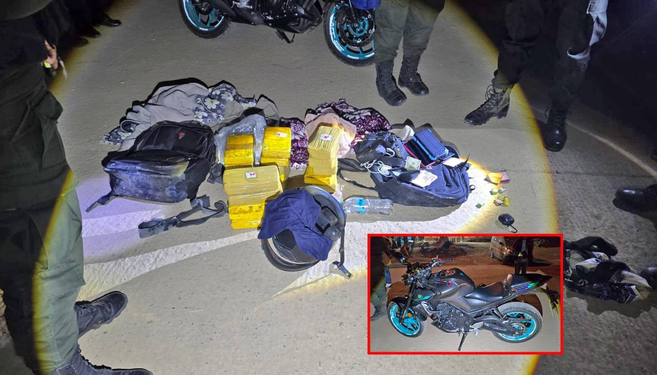 Policías que controlan en Parotani hallan a dos personas con paquetes de droga en una moto