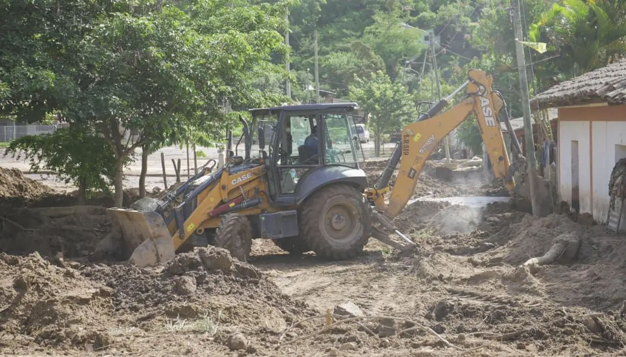 Anuncian provisión de agua potable para damnificados en Samaipata y la alerta no cesa ante posible crecida de ríos
