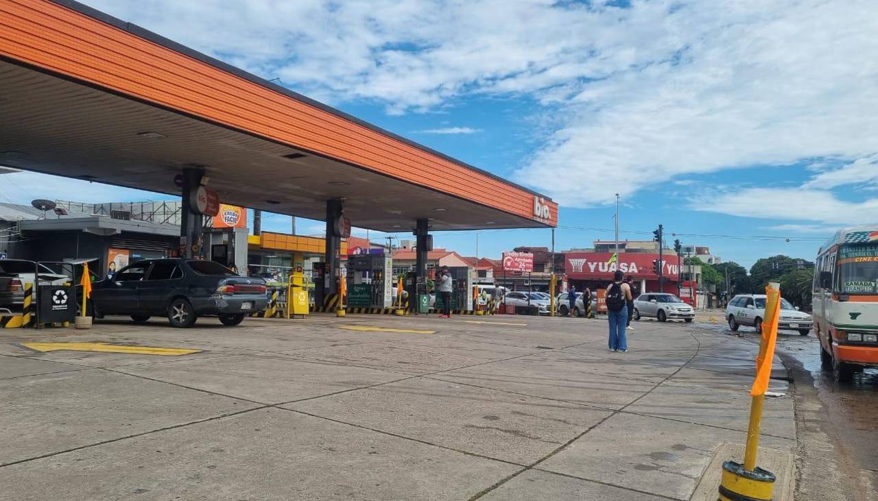 Asosur Santa Cruz: “Al 90% de las estaciones de servicio aún no les llega el combustible”