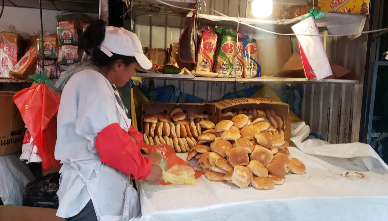Familias optan por preparar pan casero ante el incremento del precio del alimento