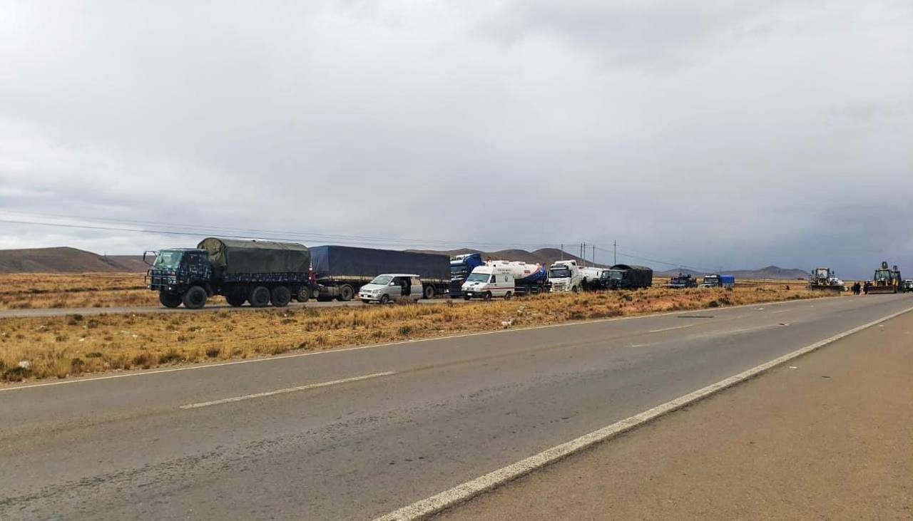 Dinamitazos en la carretera La Paz- Oruro hacen retroceder al contingente policial y militar que abría el corredor humanitario