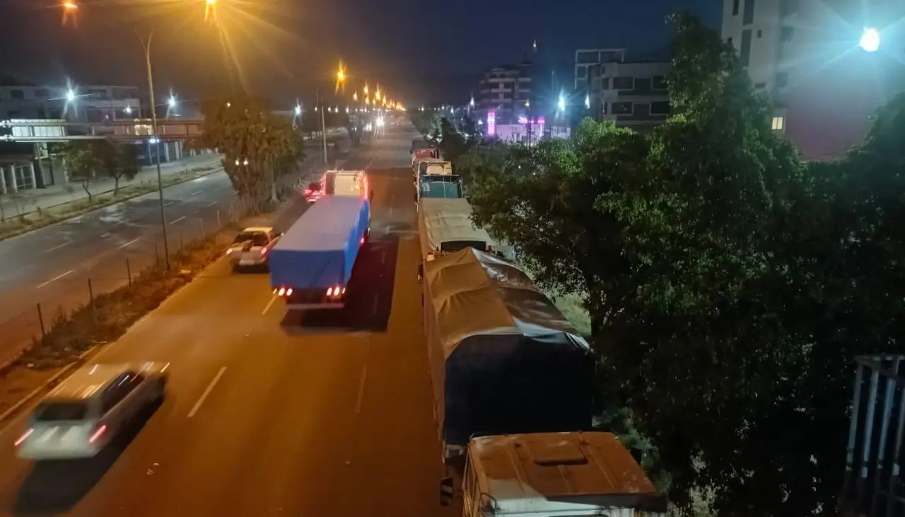 Falta combustible: La semana se inicia con filas de vehículos en surtidores del eje central del país