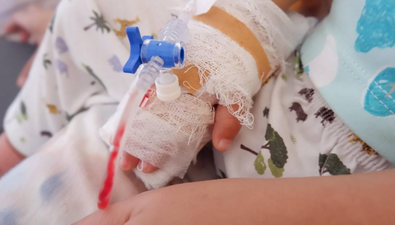 ¿Negligencia médica? Un bebé ingresó a una operación por una fractura de brazo y ahora está con muerte cerebral